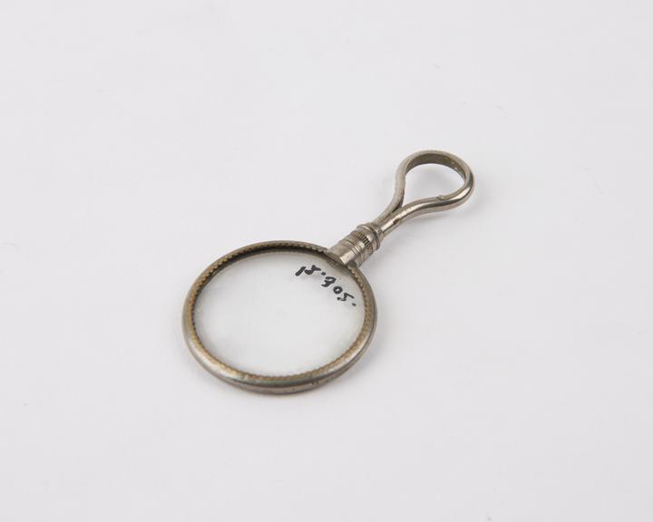 Hand lens with loop handle for chain, English