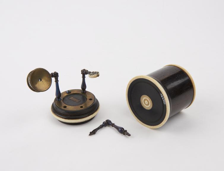 Small magnifier microscope, in case, Dutch, early 19th century