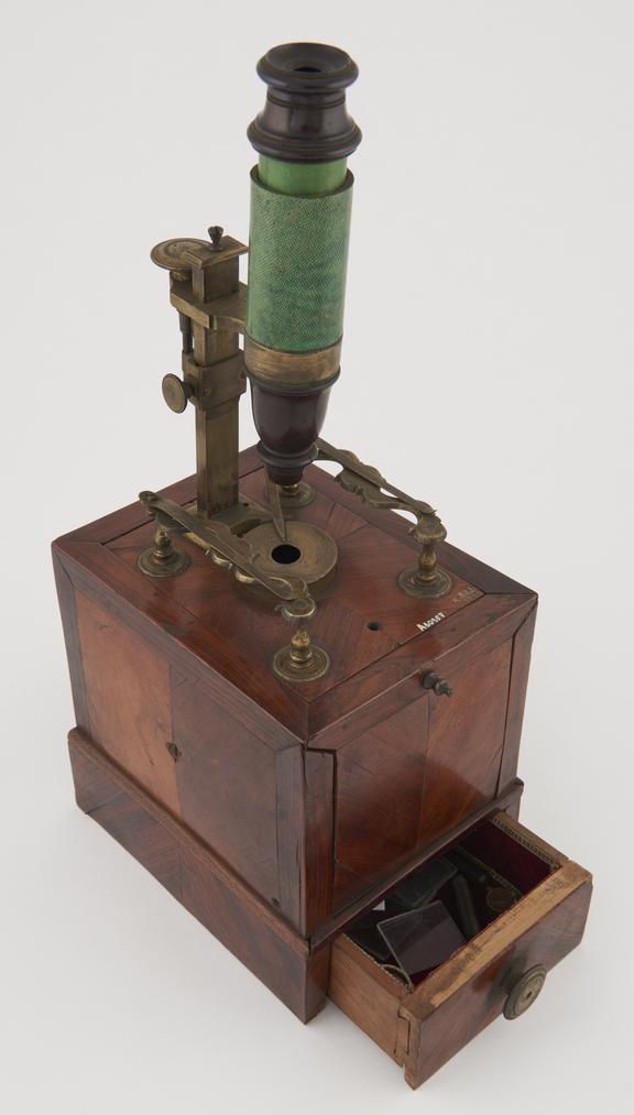 Boxfoot microscope with rectangular mirror, French or Dutch