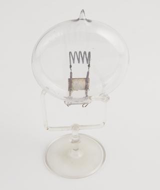 Early round incandescent lamp