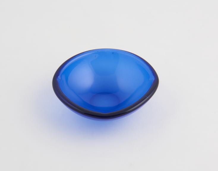 part of a group of three ashtrays by pressing: blue, green