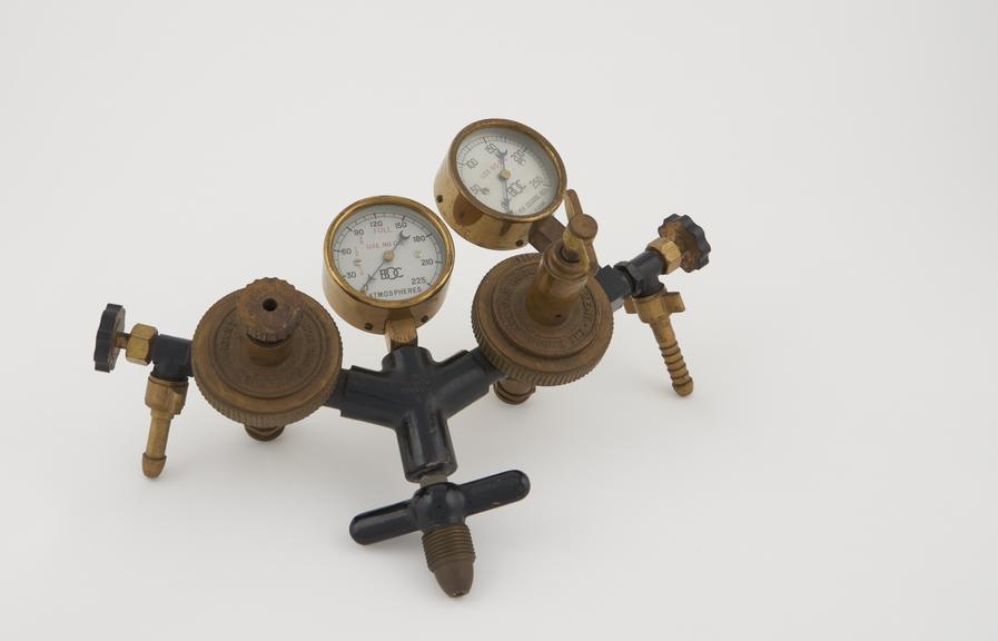 Duplex' regulator with gauge'