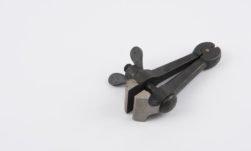 A  5hand vice with 1 1/2' wide jaws.'