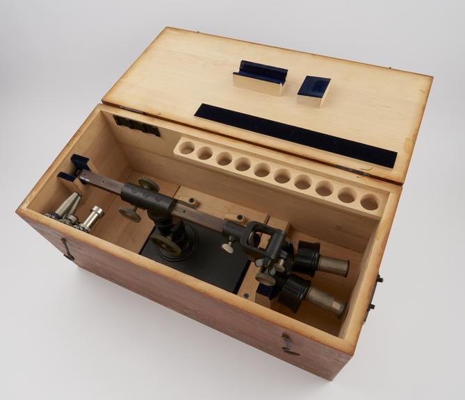 Stereoscopic microscope, with fully adjustable stand