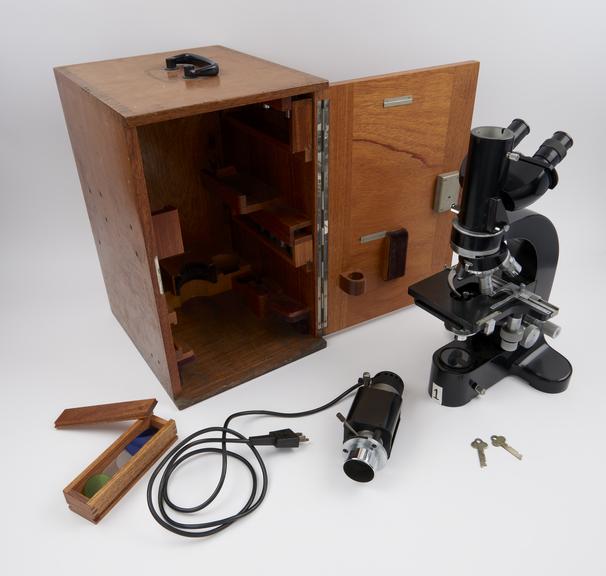 Dialux' research microscope, with quadruple nosepiece