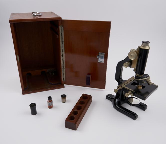 Monocular microscope with triple nosepiece and mechanical stage