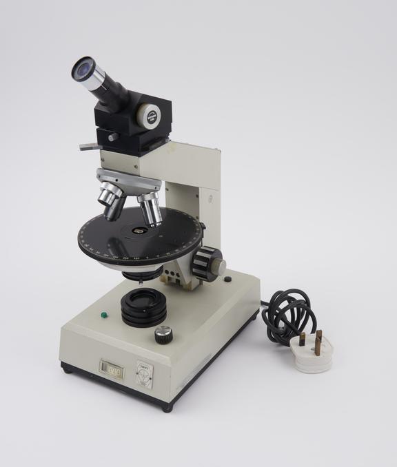 Monocular polarising microscope, with triple nosepiece