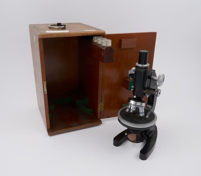 Monocular polarising microscope, with triple nosepiece