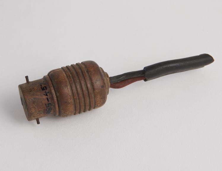 Bayonet cap lampholder adaptor, turned wood