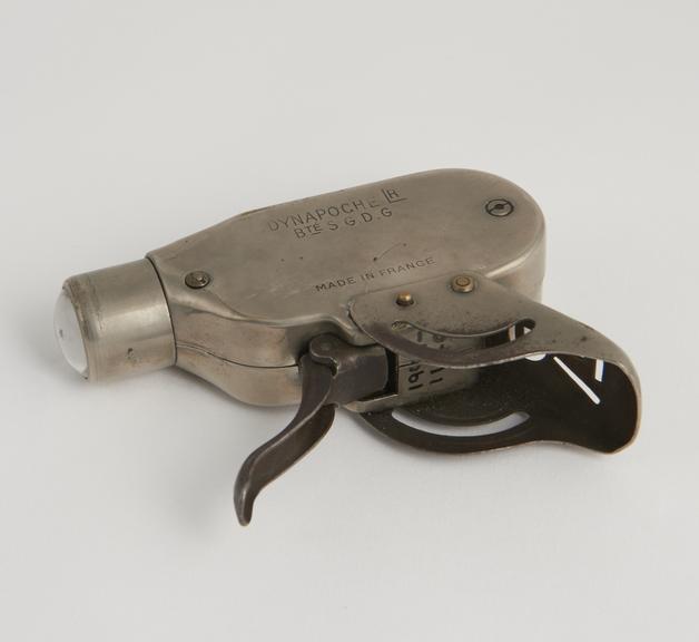 Hand-operated dynamo electric torch by Dynapoche LR