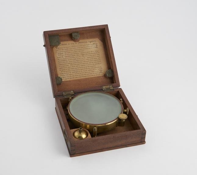 Artificial glass horizon in square fitted mahogany case with