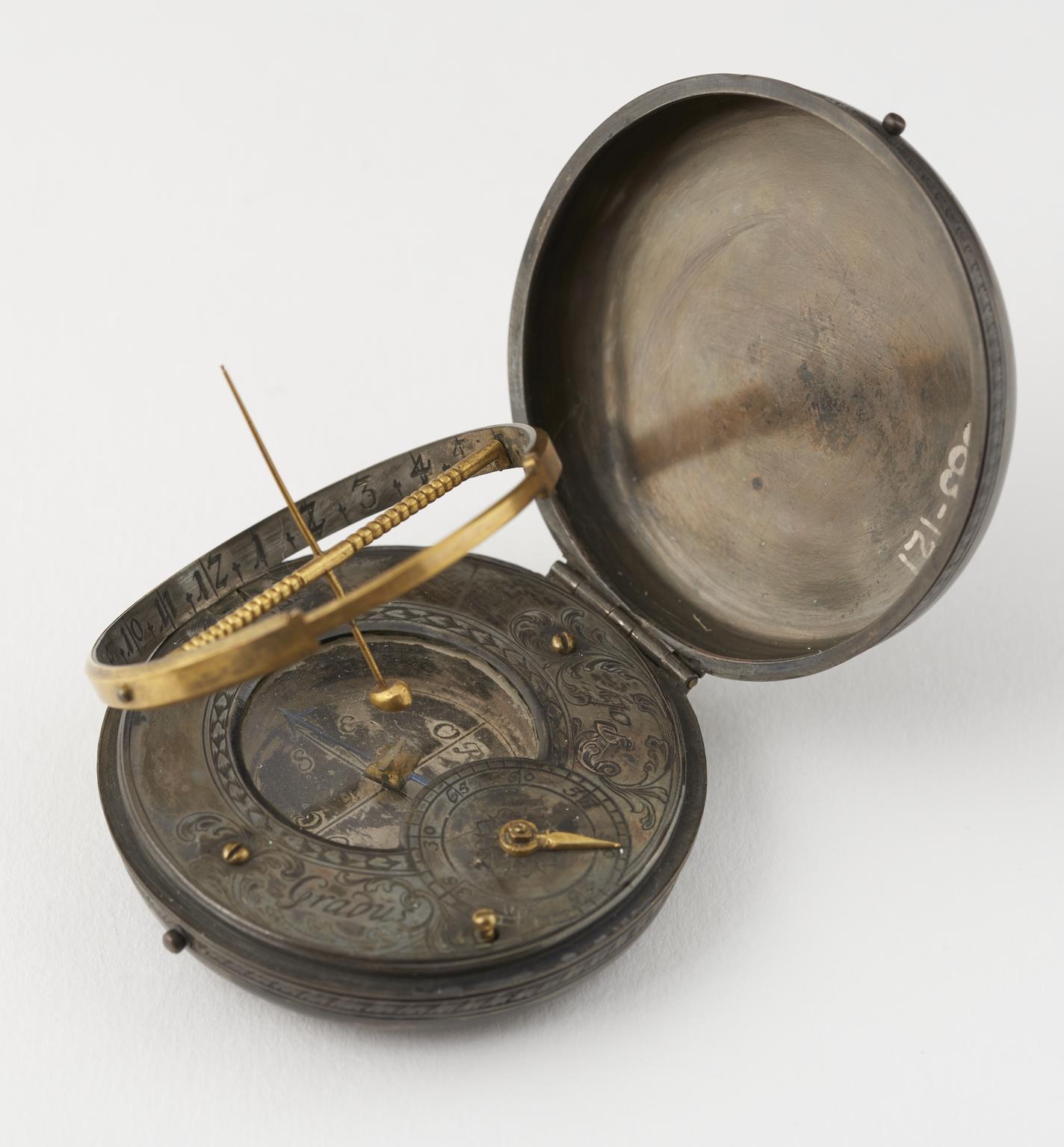 Universal pocket sundial | Science Museum Group Collection