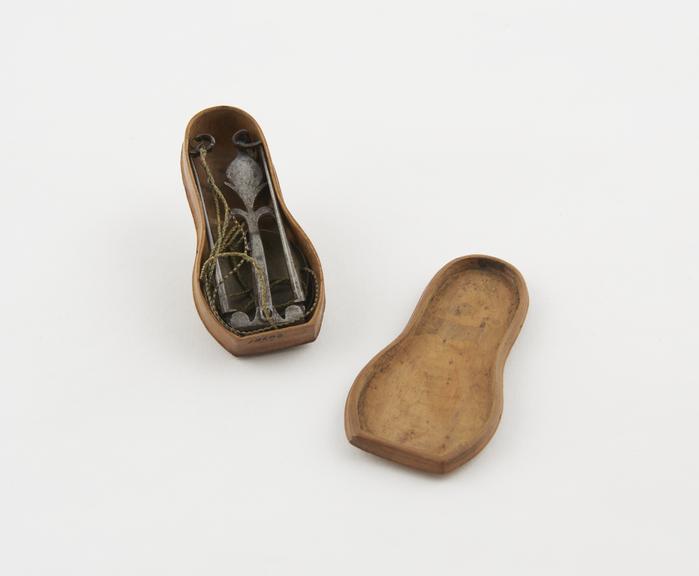 Pocket scales in wooden box