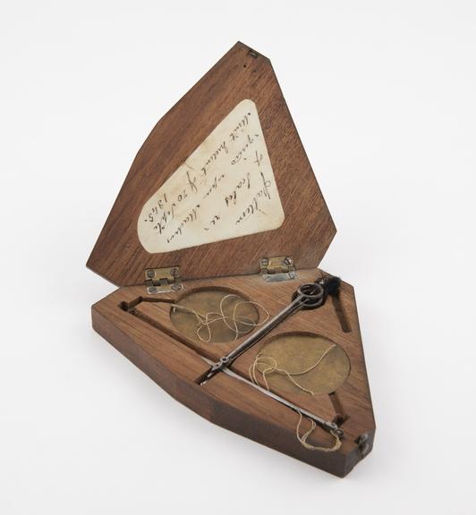 Pan scales in triangular case