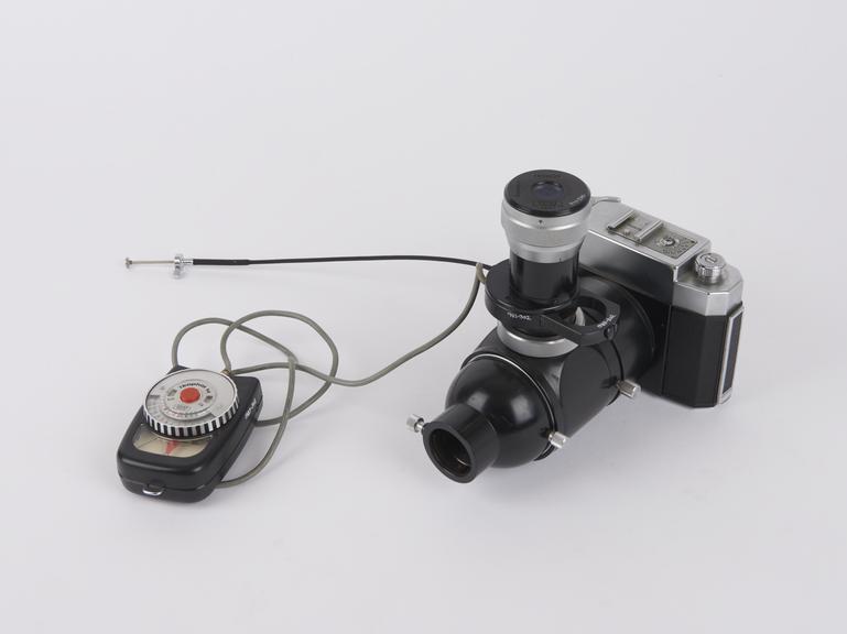 Photomicrographic equipment consisting of microscope extension