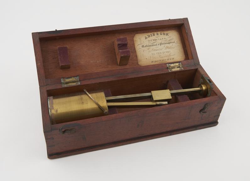 Chondrometer of the steelyard type with open box pivot