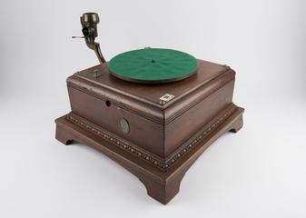 Triple horn gramophone, 1906