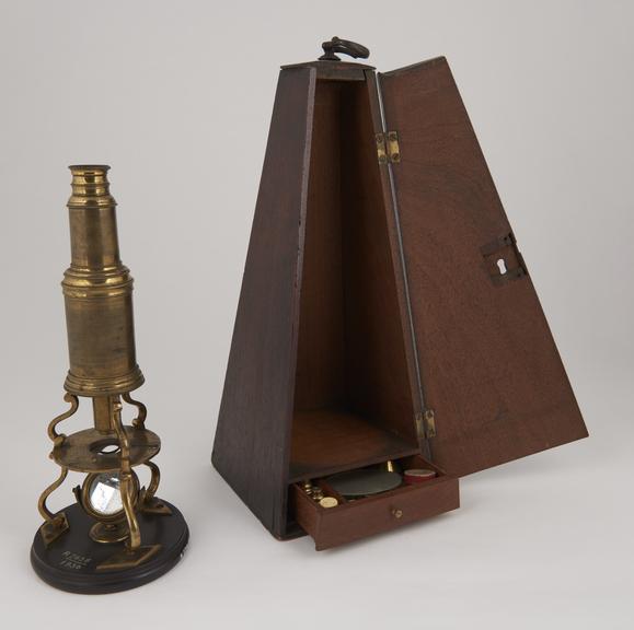 Culpeper microscope, brass on wooden base, in pyramidal case