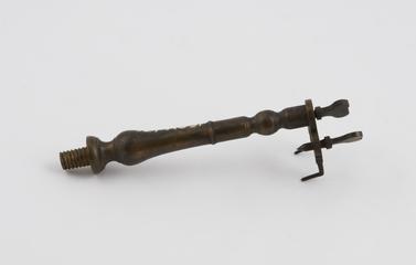 Threaded pillar with two hooked cross pieces and butterfly screws