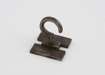 Circular section hook, on square base