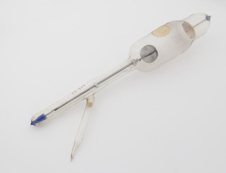 X-ray tube with adjustable anode, serving also as anti-cathode