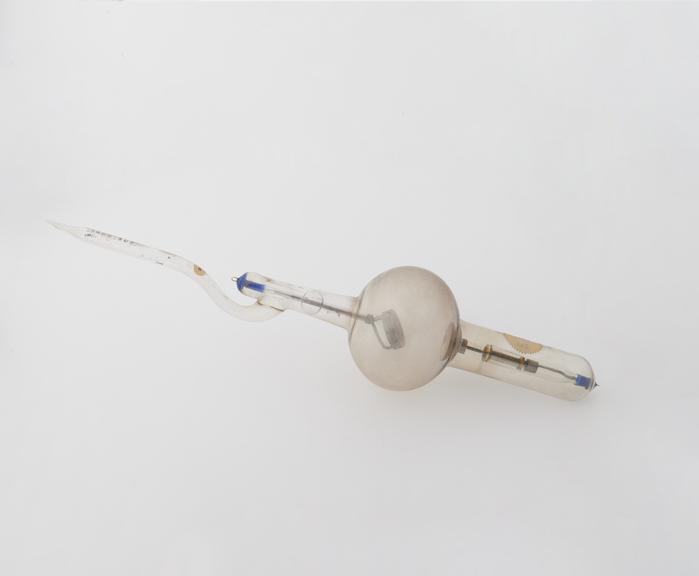 X-ray tube with adjustable cathode and heavy anti-cathode