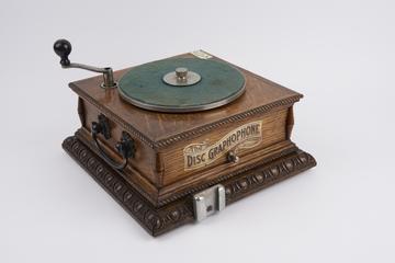 Disc graphophone, type AJ, 1902.