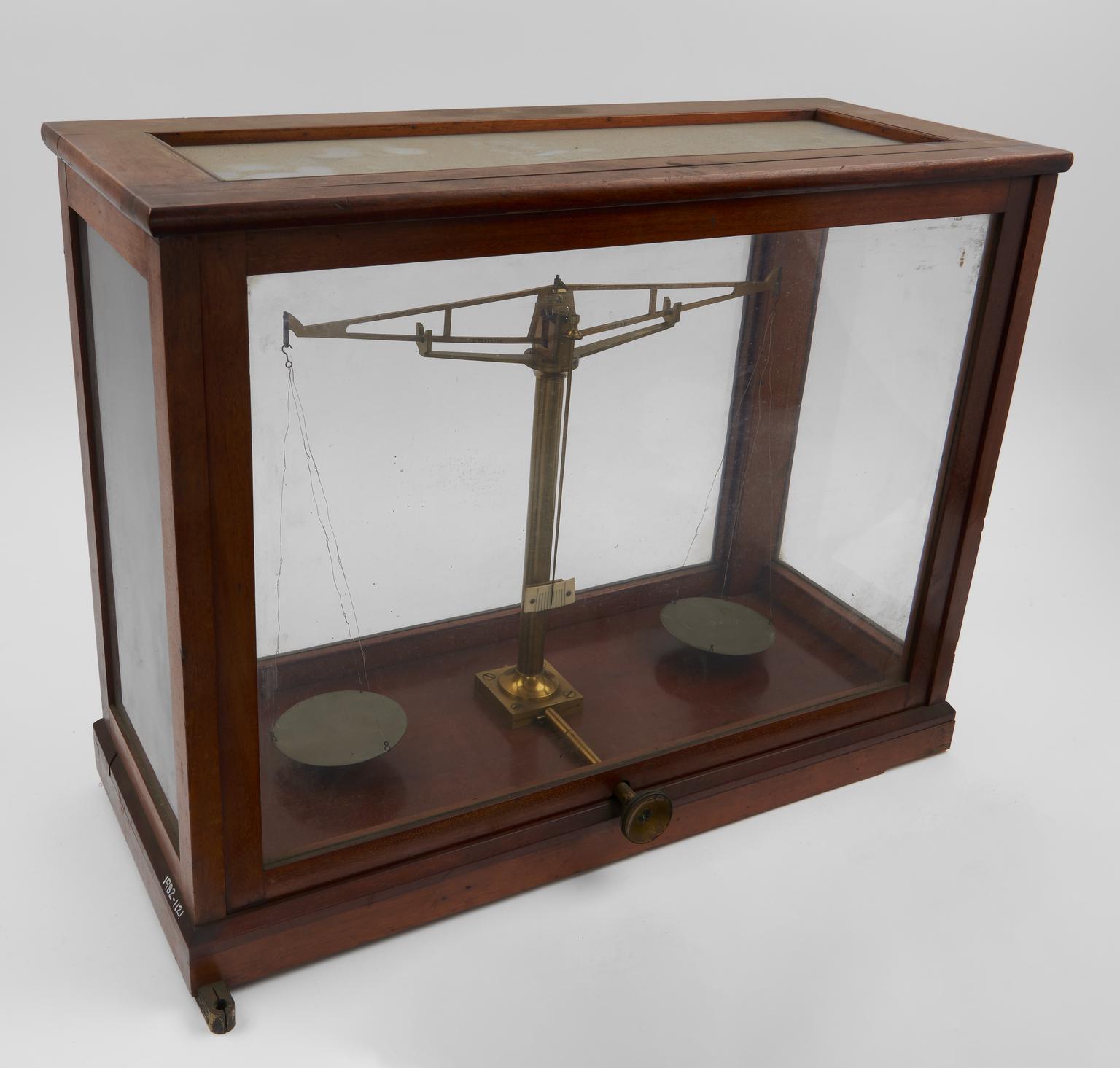 Chemical balance, with platinum chain suspended pans, in a glazed mahogany case