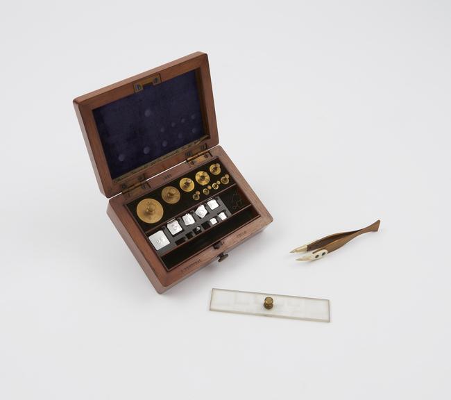 Set of weights (tall shape) from 50 grammes downwards