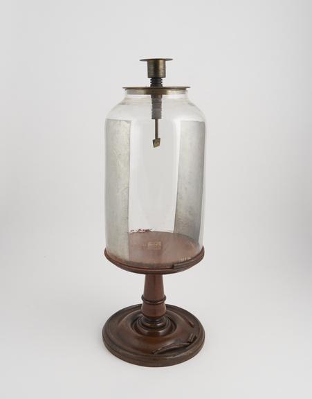 Gold leaf electroscope made by John Newman, 122 Regent Street