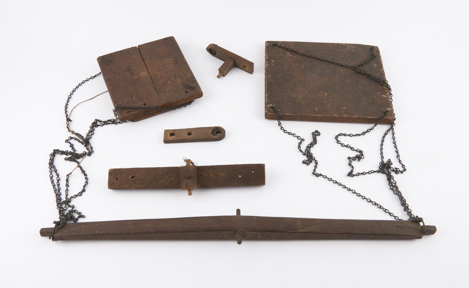 Square Scale Chain Butter scales, chain suspension, square pans | Science Museum Group ...