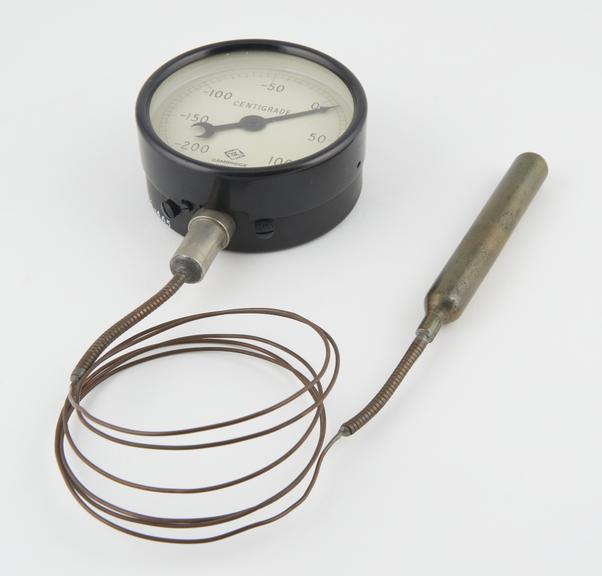 Bourdon-type helium dial thermometer with indicator