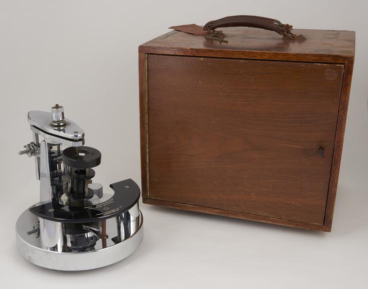 High-power Singer micromanipulator in fitted wooden case with