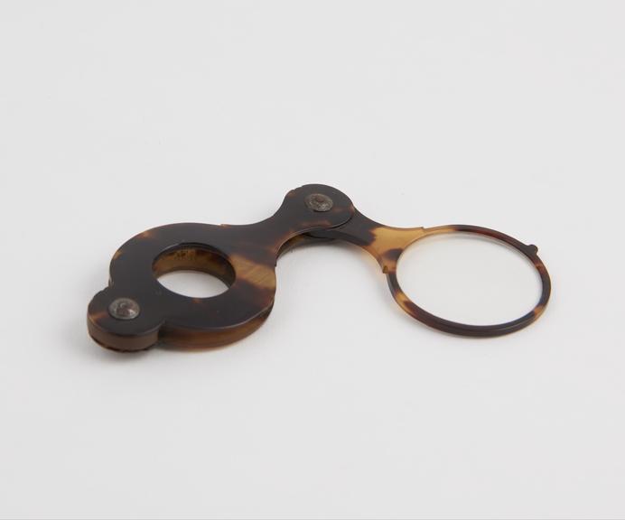 Reading glass magnifying lens in horn frame