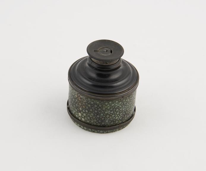 Eyepiece end of telescope, in silver and shagreen, one draw