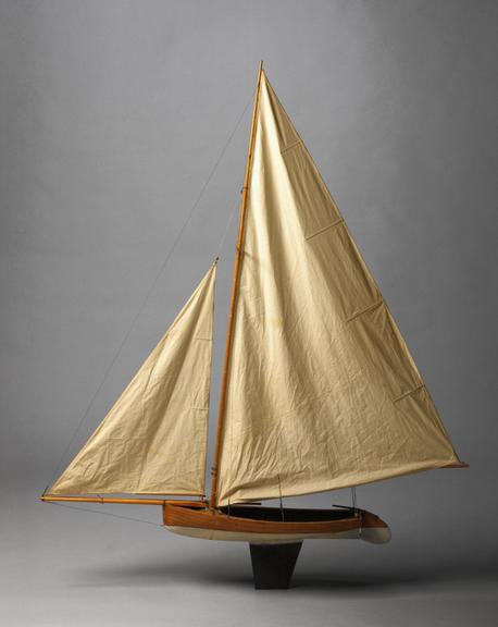 Rigged model of Bermuda rig racing dinghy 'H.D.C. II'