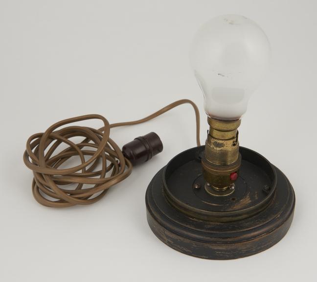 Electric lamp illumination with wooden stand