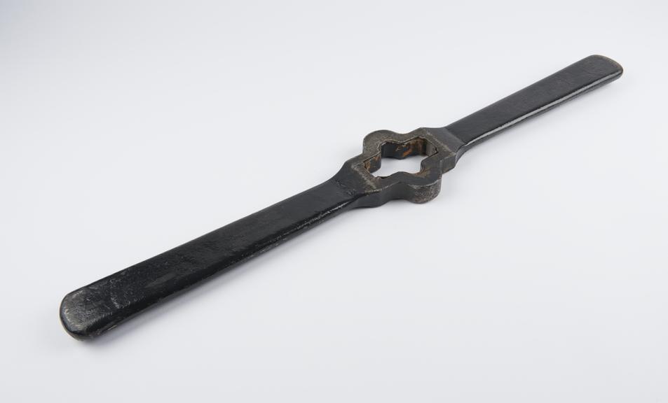 Iron double-armed key spanner for with Berthelot-Mahler Bomb