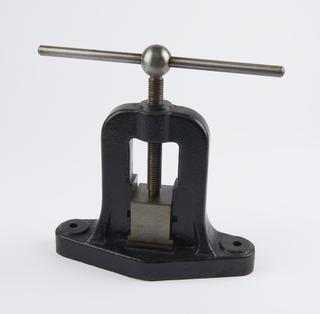 Mechanical screw press used with Berthelot-Mahler Bomb Calorimeter