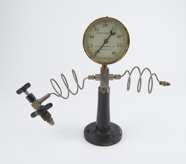 Pressure gauge on iron stand, 40 atmospheres range