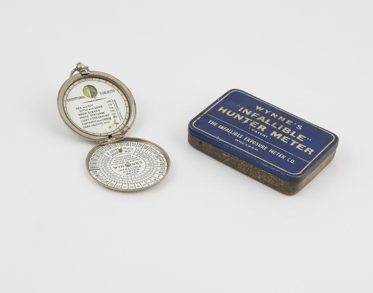 Wynne Infallible' exposure meter, with metal case