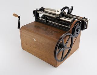 Parlograph shaving apparatus enabling re-use of the wax cylinders