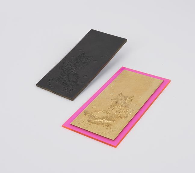 Thermosetting embossing printing plate with an embossing in