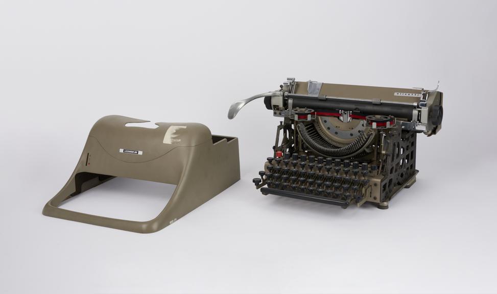 Olivetti typewriter Lexikon 80 - 12" carriage