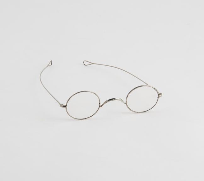 English 'invisible fused' bifocal spectacles with oval lenses