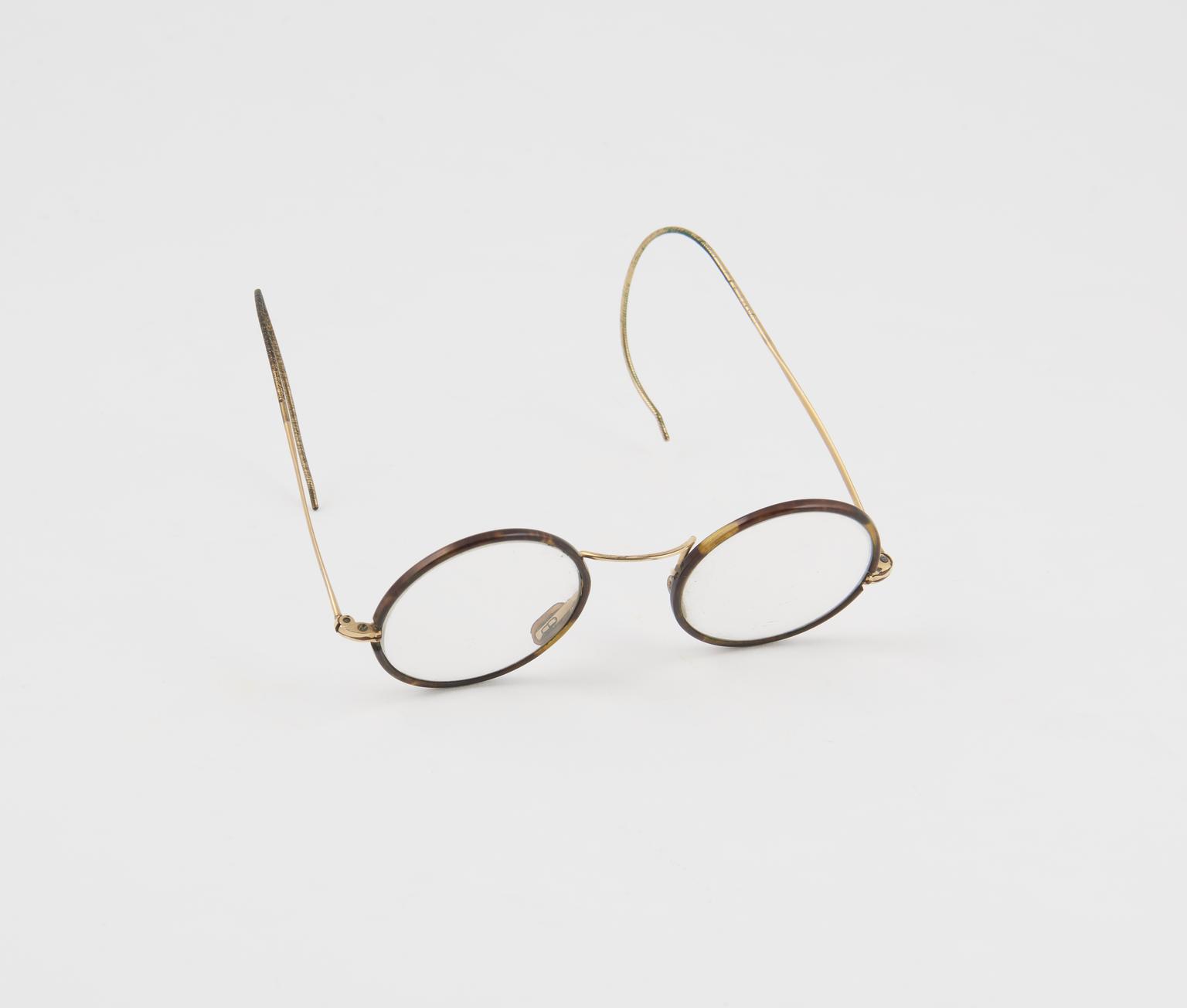 Bifocal spectacles