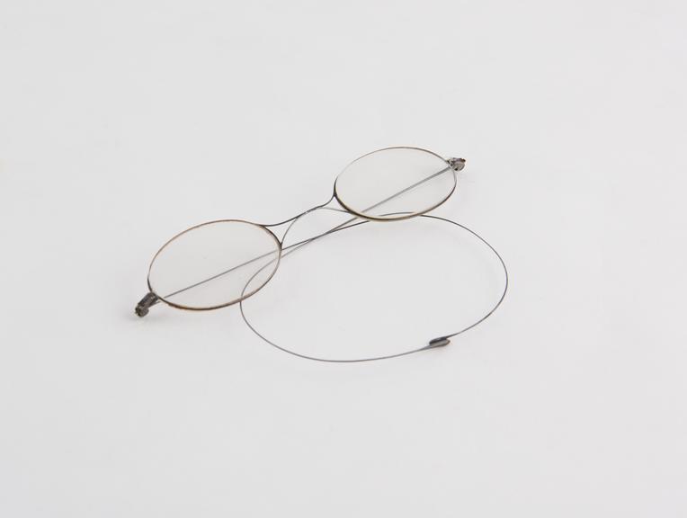 Light French spectacles with steel frame, cross-bridge