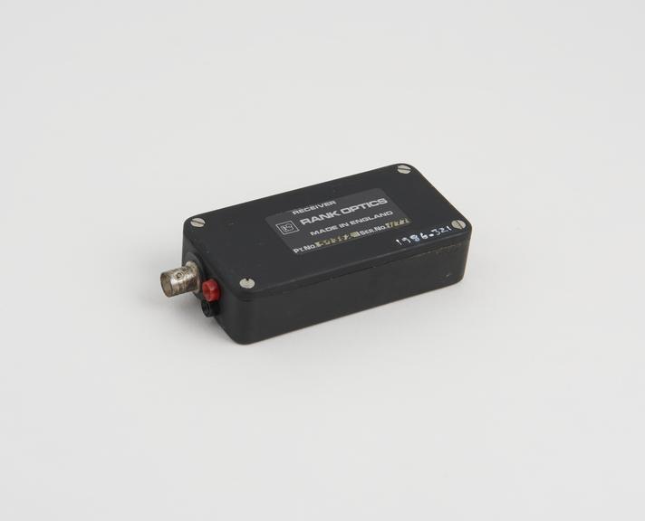 Receiver for converting light signals from fibre optic cables