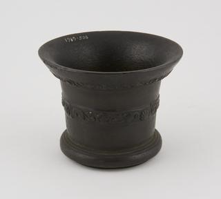 Bronze mortar with leaf decoration