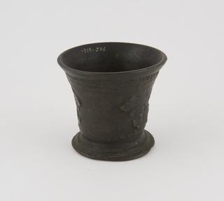 Bronze mortar with leaf decoration